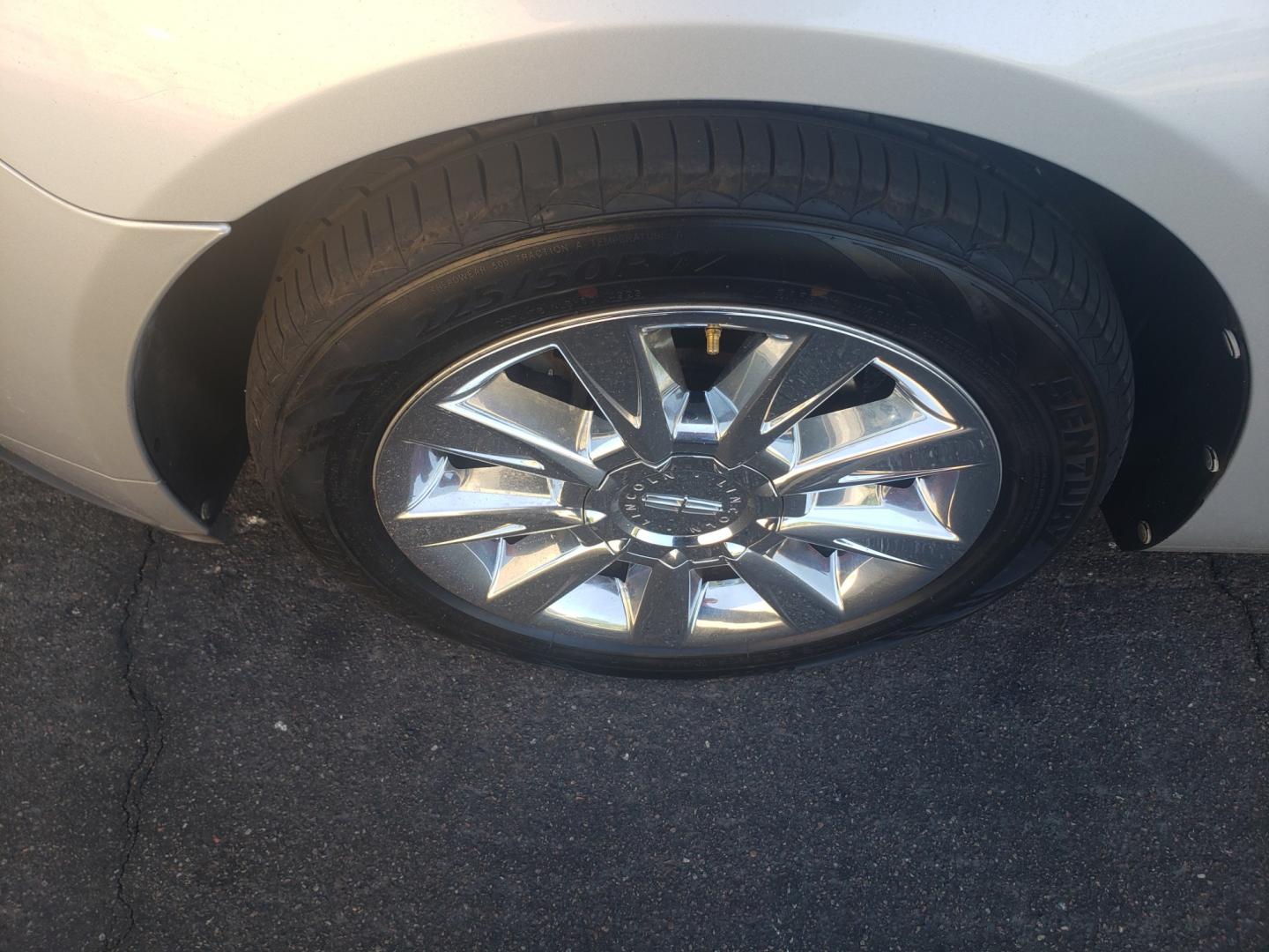 2010 /gray and black Lincoln MKZ base (3LNHL2GCXAR) with an 3.5L V6 DOHC 24V engine, 6-Speed Automatic transmission, located at 323 E Dunlap Ave., Phoenix, AZ, 85020, (602) 331-9000, 33.567677, -112.069000 - 2010 Lincoln MKZ,....... EXCELLENT condition, A Real Must See!!.... No accidents, Stereo/cd Player, Satellite compatible, Phone sync, Bluetooth, Ice cold ac, Clean Black and Gray interior with Black leather seats in near perfect condition, Gorgeous tinted sunroof, power windows, power door locks, cl - Photo#19